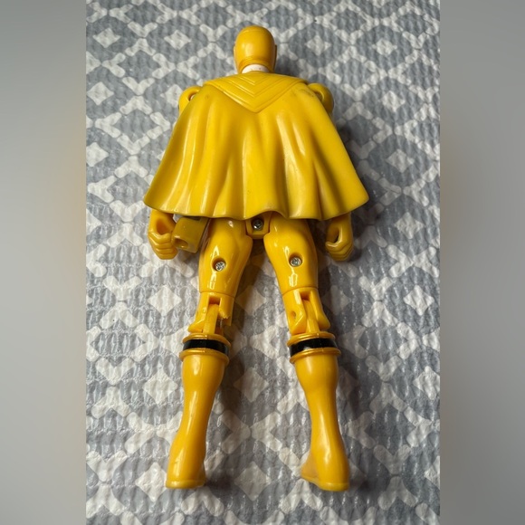 Power Ranger Mystic Force Yellow and Black Action Figure (2006) - Picture 4 of 5